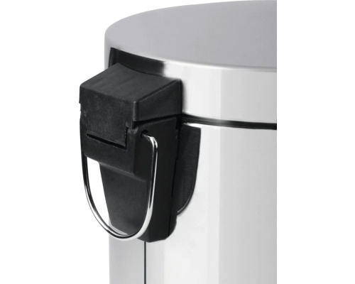 Detailný pohľad na veko a mechanizmus pedálového koša z kovu