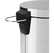 Detailný pohľad na nášľapný kôš s pedálom a kovovým efektom