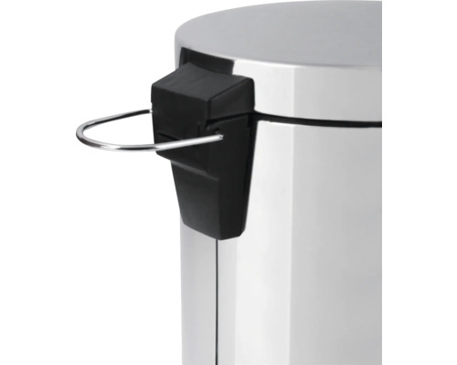 Detailný pohľad na nášľapný kôš s pedálom a kovovým efektom