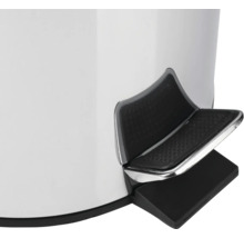 Detailný záber odpadkového koša s nožným pedálom