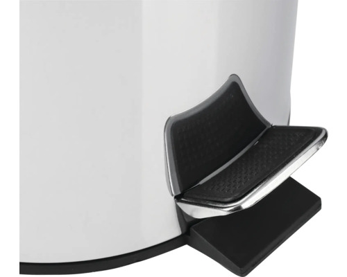 Detailný záber odpadkového koša s nožným pedálom