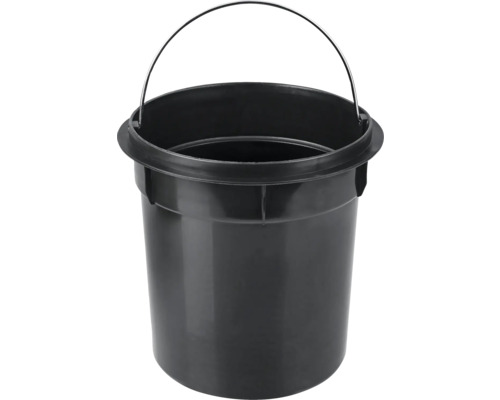 Čierne vedro s kovovou rukoväťou