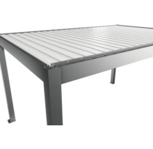 Detailný pohľad na hliníkové zastrešenie terasy s lamelami