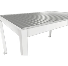 Detail bieleho zastrešenia terasy s lamelovou strechou