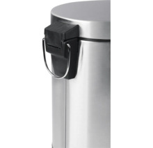 Detailný pohľad na strieborný pedálový kôš s čiernym uzáverom