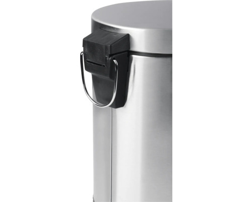 Detailný pohľad na strieborný pedálový kôš s čiernym uzáverom