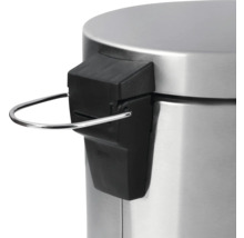 Detailný pohľad na veko nášľapného koša s kovovým pedálovým mechanizmom.