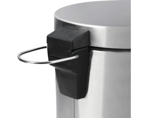 Detailný pohľad na veko nášľapného koša s kovovým pedálovým mechanizmom.