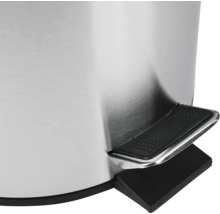 Detail nerezového pedálového koša s nožným pedálom