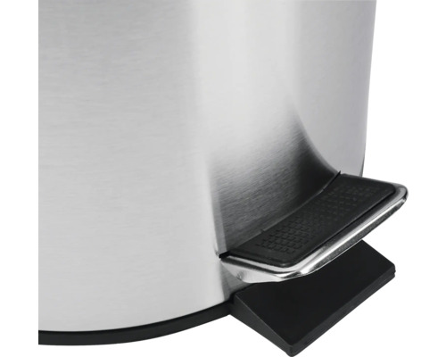 Detail nerezového pedálového koša s nožným pedálom