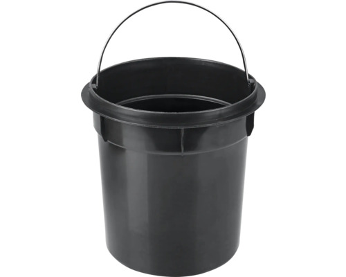 Čierne vedro s kovovou rukoväťou
