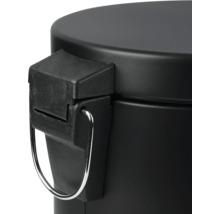 Detailný pohľad na čierny pedálový kôš s vekom a rukoväťou