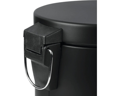Detailný pohľad na čierny pedálový kôš s vekom a rukoväťou