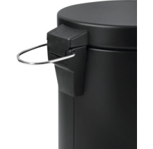 Detailný záber odpadkového koša s nášľapným mechanizmom a kovovým prvkom