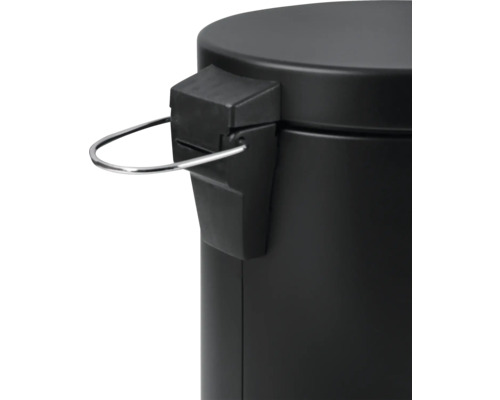 Detailný záber odpadkového koša s nášľapným mechanizmom a kovovým prvkom