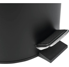 Detailný pohľad na odpadkový kôš s pedálovým ovládaním