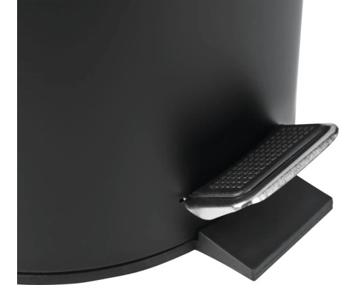 Detailný pohľad na odpadkový kôš s pedálovým ovládaním