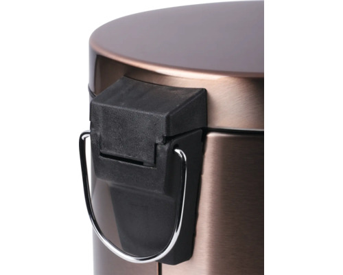 Detailný záber kovového odpadkového koša s pedálovým mechanizmom.