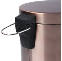 Detailný pohľad na odpadkový kôš s pedálom a rukoväťou