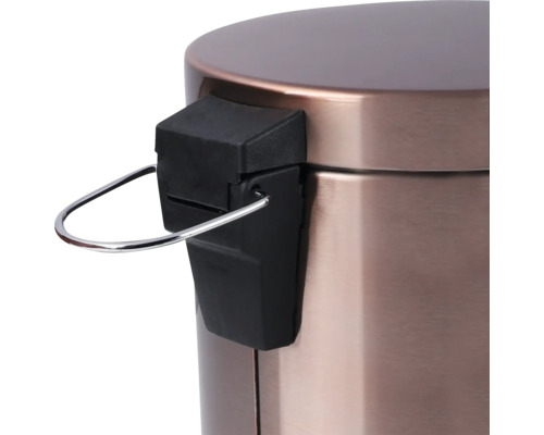 Detailný pohľad na odpadkový kôš s pedálom a rukoväťou