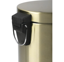 Detailný pohľad na kovový odpadkový kôš s nožným pedálom s čiernym pedálovým mechanizmom