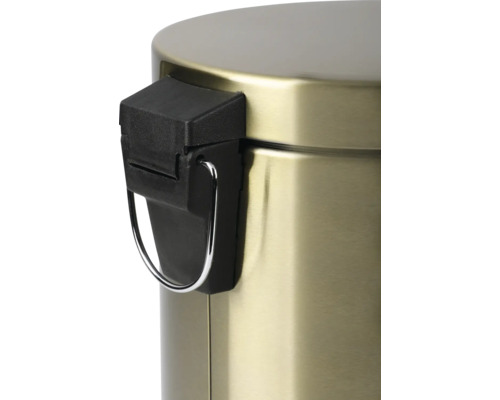 Detailný pohľad na kovový odpadkový kôš s nožným pedálom s čiernym pedálovým mechanizmom