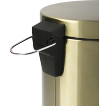 Detailný pohľad na odpadkový kôš s pedálovým mechanizmom