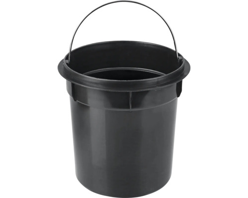Čierne vedro s kovovou rukoväťou