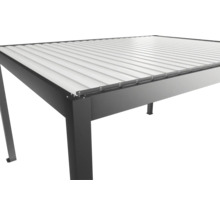 Detailný pohľad na sivé zastrešenie terasy s lamelovou strechou.