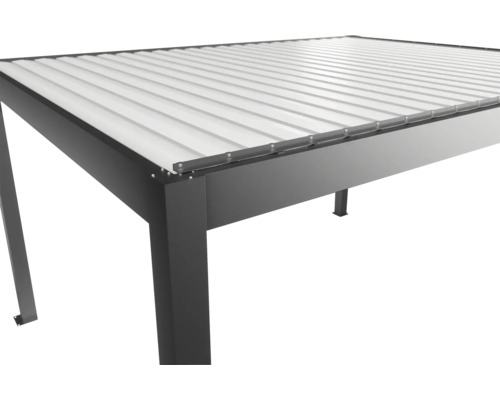 Detailný pohľad na sivé zastrešenie terasy s lamelovou strechou.