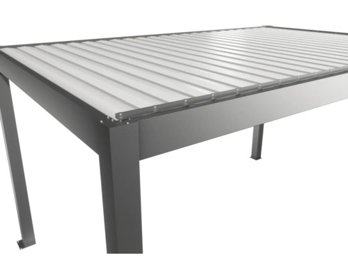 Detailný pohľad na sivé zastrešenie terasy s lamelovou strechou