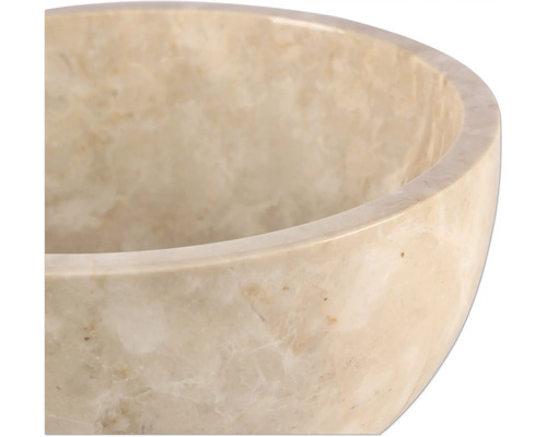 Detailný pohľad na umývadlo z mramoru