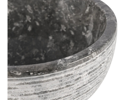 Detailný záber sivej kamennej kvetinovej misy s ryhovaným povrchom.