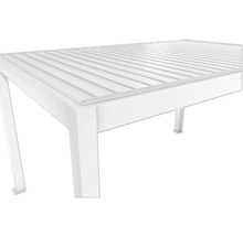 Detail bieleho záhradného stola s lamelovou štruktúrou