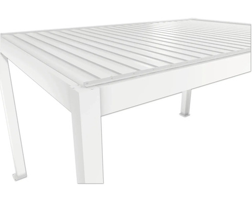 Detail bieleho záhradného stola s lamelovou štruktúrou