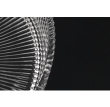 Detailný záber priehľadného vlnitého plastového panelu