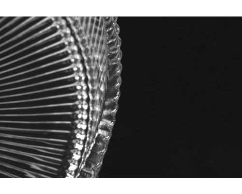 Detailný záber priehľadného vlnitého plastového panelu