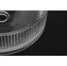 Detailný záber priehľadnej sklenenej misky s rebrovanou textúrou