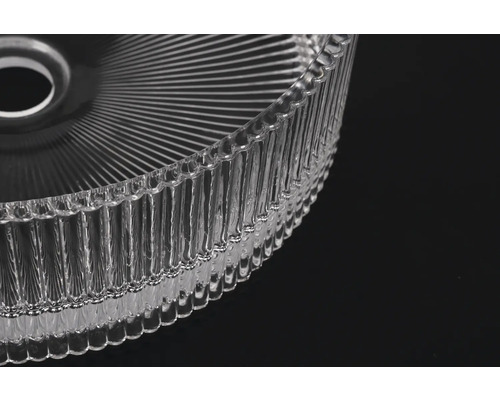 Detailný záber priehľadnej sklenenej misky s rebrovanou textúrou