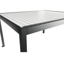 Detailný pohľad na čierny terasový prístrešok s lamelovou strechou