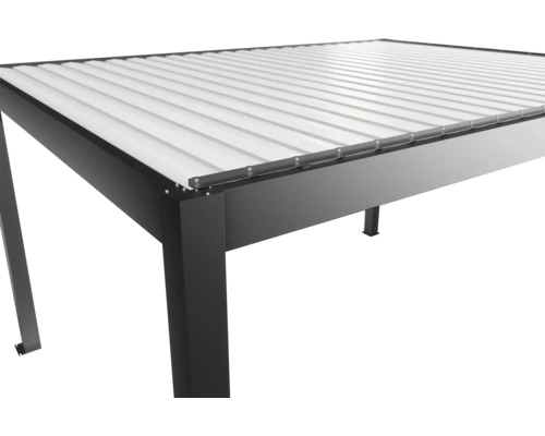 Detailný pohľad na čierny terasový prístrešok s lamelovou strechou