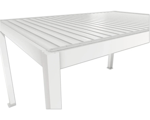 Detail bieleho terasového zastrešenia s lamelami