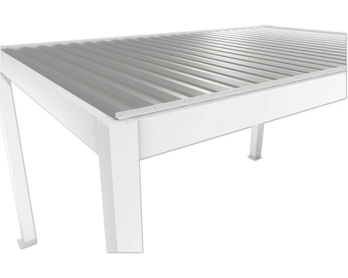 Detailný pohľad na záhradný altánok s kovovou strechou