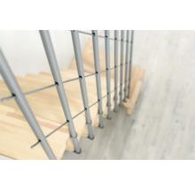 Detail dreveného schodiska s kovovým zábradlím