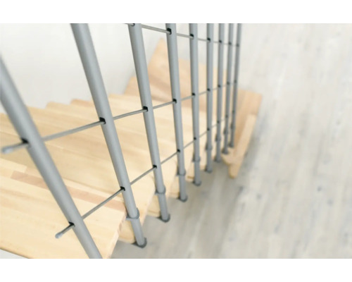 Detail dreveného schodiska s kovovým zábradlím