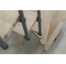 Detail dreveného schodiska s kovovým zábradlím