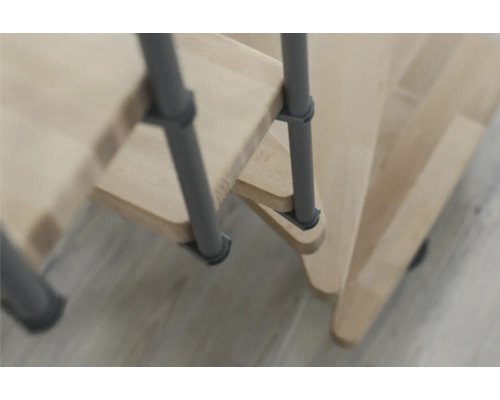 Detail dreveného schodiska s kovovým zábradlím