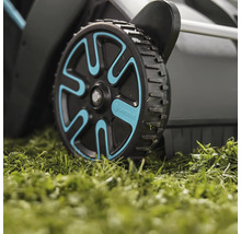 Detailný záber kolesa kosačky na trávu na tráve