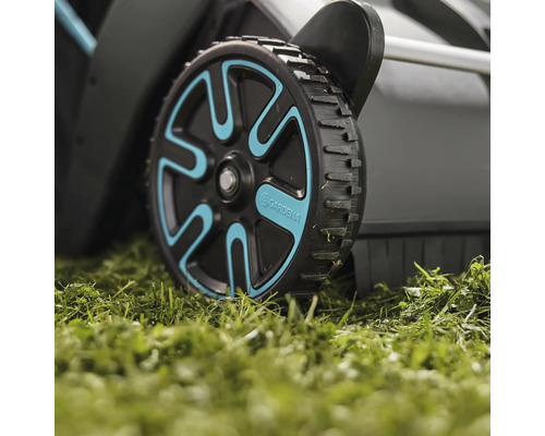 Detailný záber kolesa kosačky na trávu na tráve