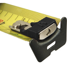 Detailný pohľad na zvinovací meter s aretačným gombíkom a hákom